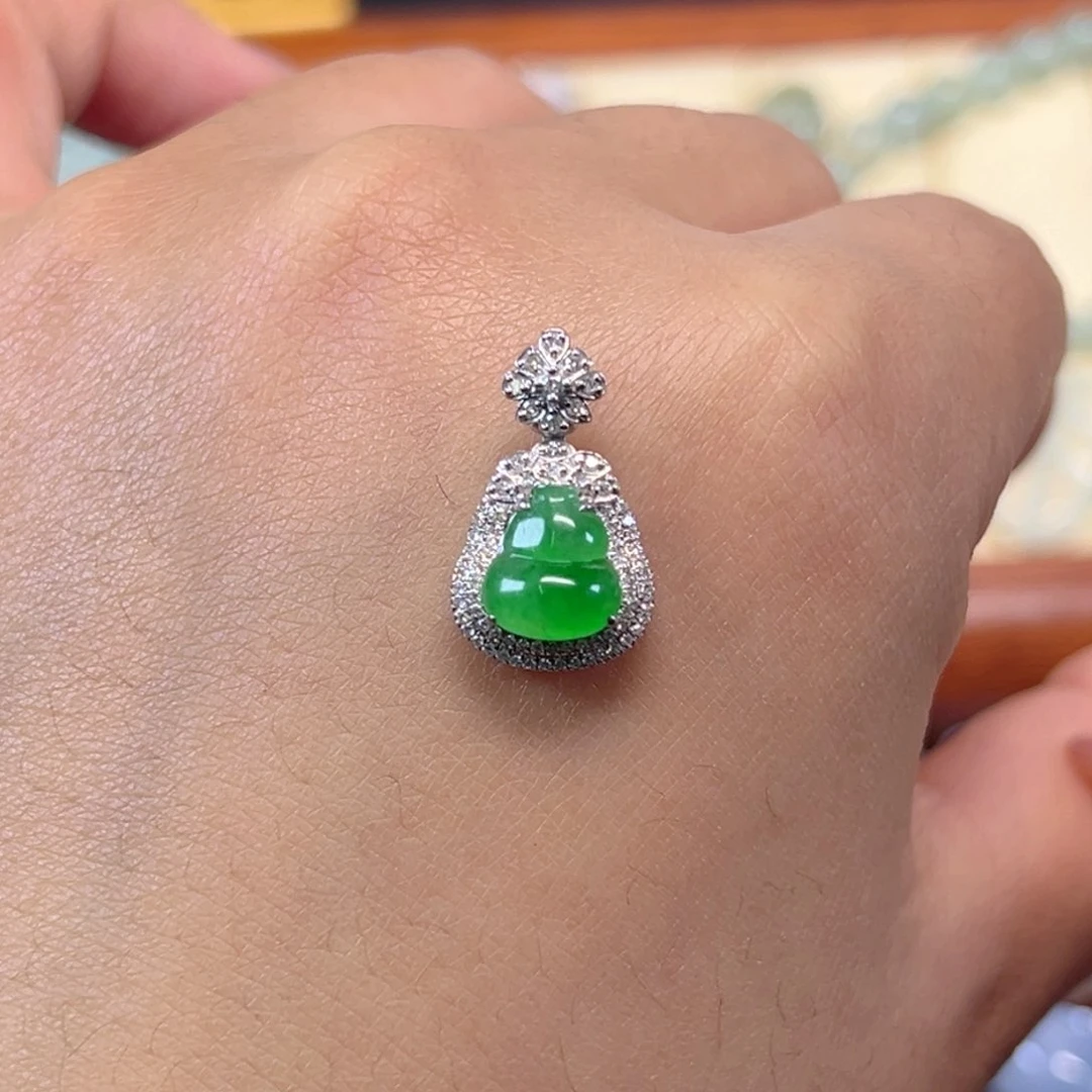 颈饰18K金镶嵌翡翠