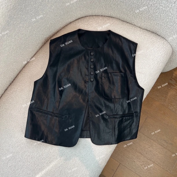 /D.X/2025春款 小众设计植物蛋白皮洋气单口袋皮马甲/DY3819