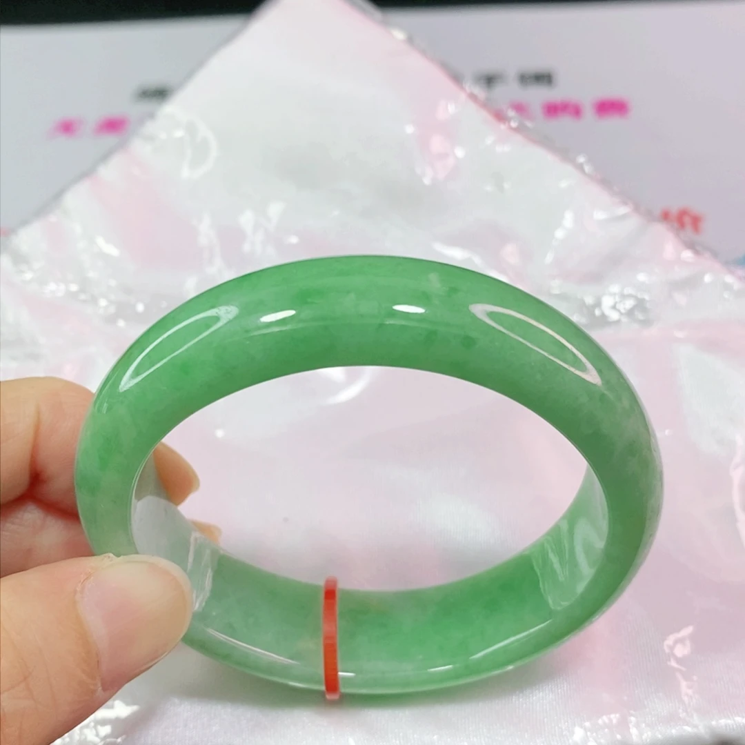 翡翠手镯未镶嵌.**：55.8圈口贵妃