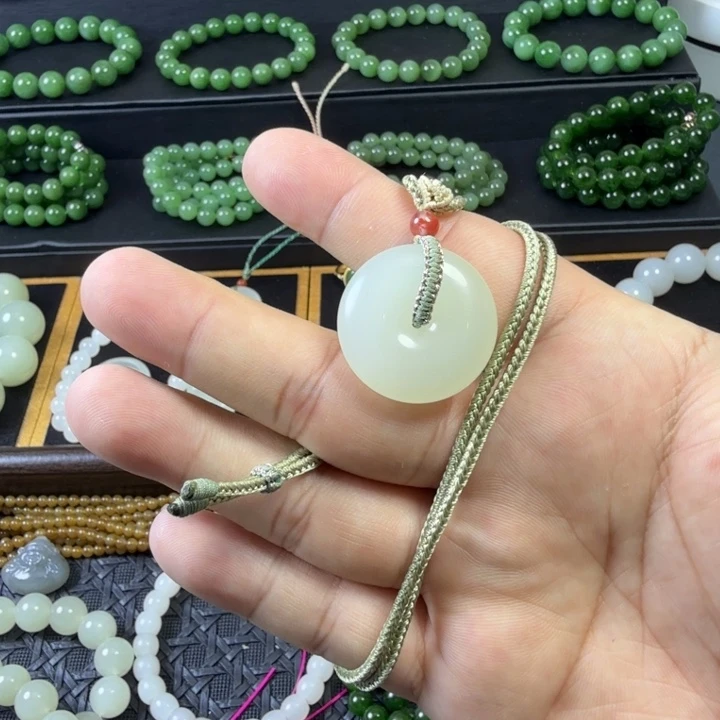 颈饰未镶嵌和田玉（糖玉）