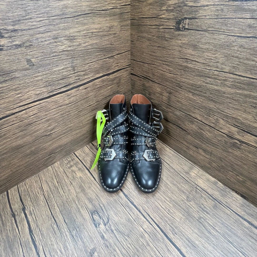 95新 Givenchy/纪梵希 铆钉短靴 35码/95新/无配件