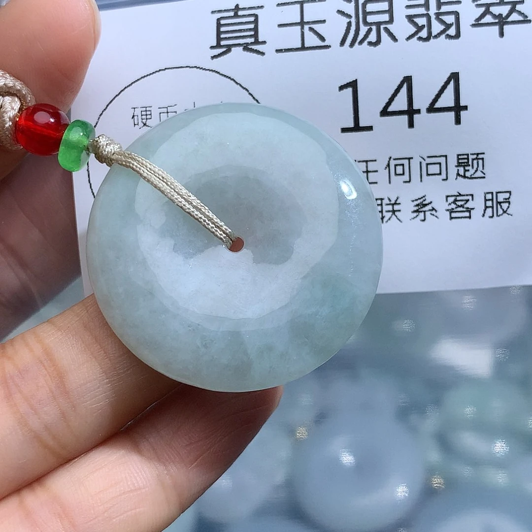 翡翠未镶嵌颈饰144。