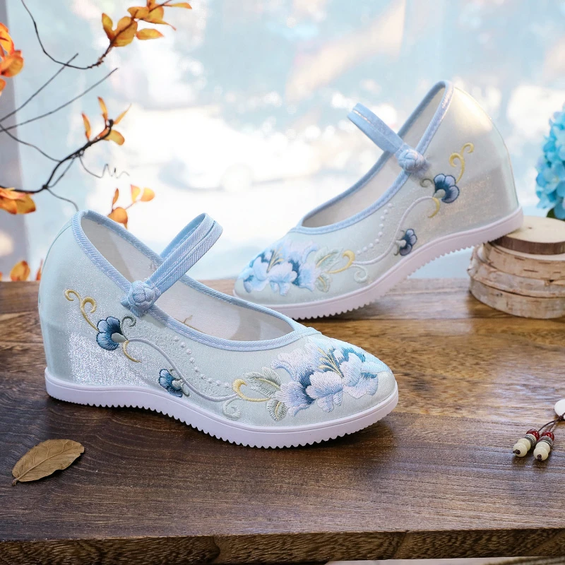 淩月舒适年新款内增高圆头老北京布鞋女搭配汉服爆款厚底绣花鞋女