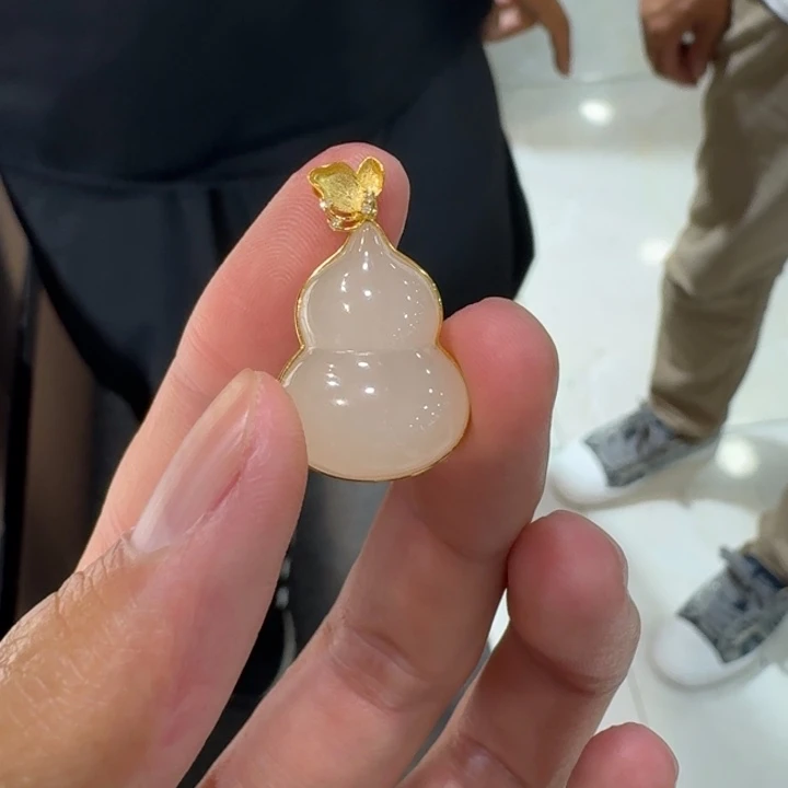 和田玉18K金镶嵌颈饰69好大哥卡25左右青海料葫芦