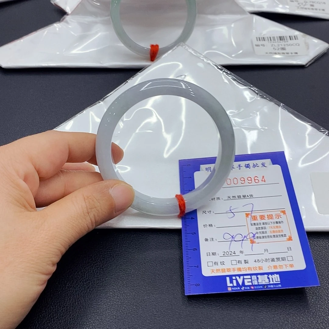 翡翠手镯未镶嵌翡翠手镯