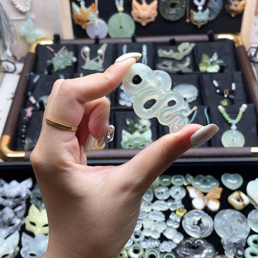 蛇纹石玉未镶嵌颈饰