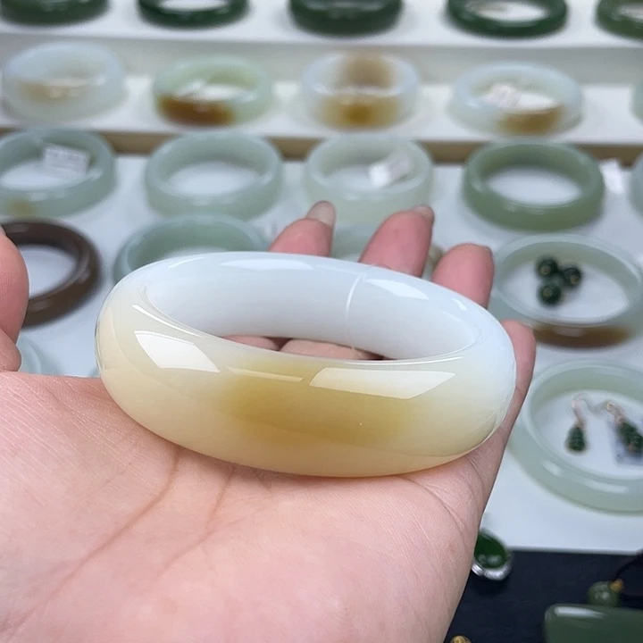 和田玉未镶嵌手镯