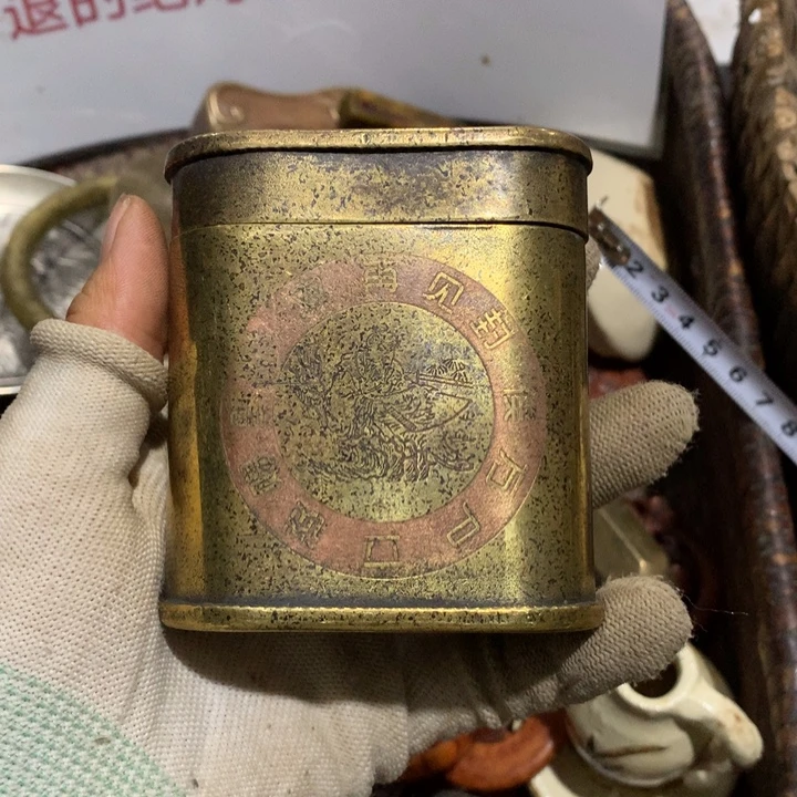 董***理瓷片吐了一口一个人吃了一个样