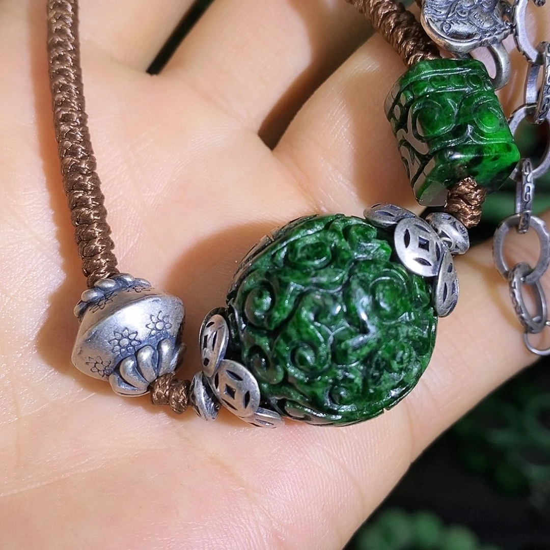 颈饰未镶嵌翡翠漂亮美眉