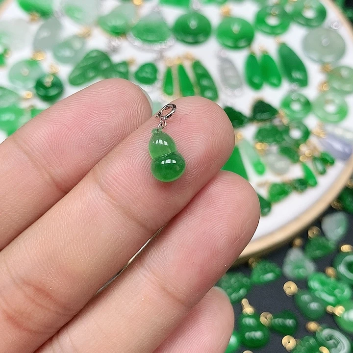 核***奶翡翠18K金镶嵌颈饰冰绿小葫芦