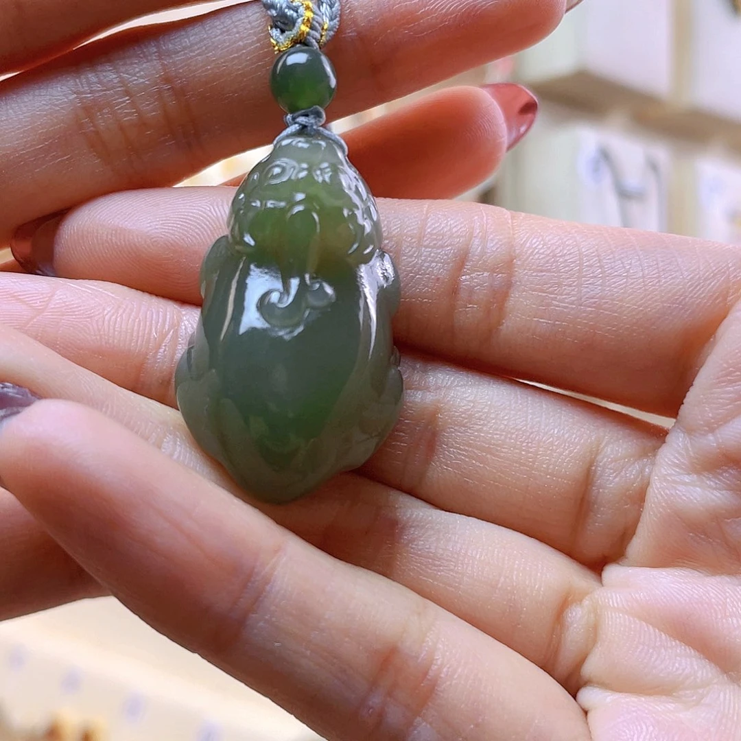 和田玉吊坠(赠链)未镶嵌有****?