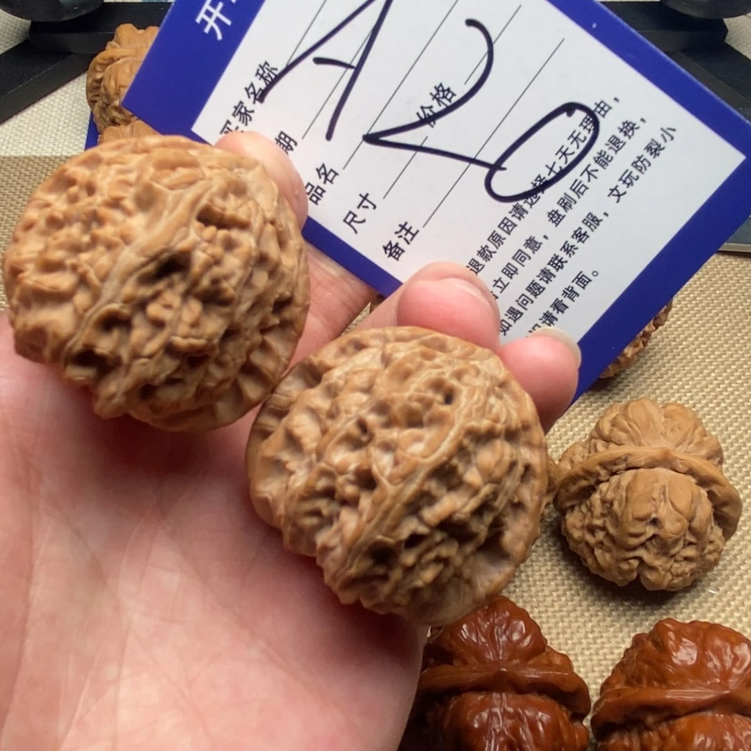 文玩核桃把件全品红皮三角白