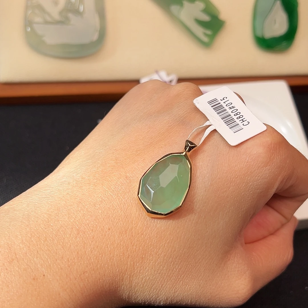 翡翠18K金镶嵌颈饰