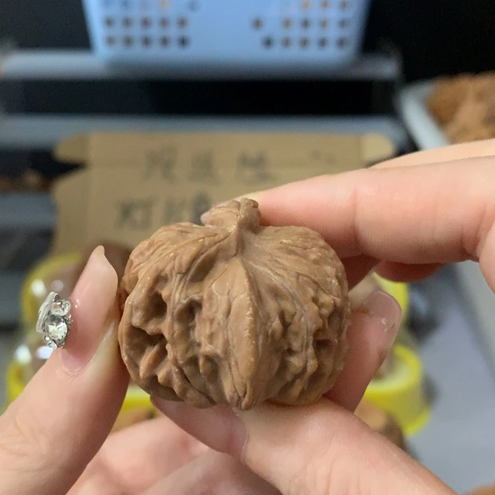 举***独吊坠文玩核桃异形单只，有瑕疵
