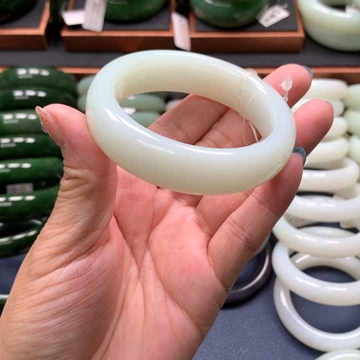 【闪购商品】未镶嵌手镯和田玉42
