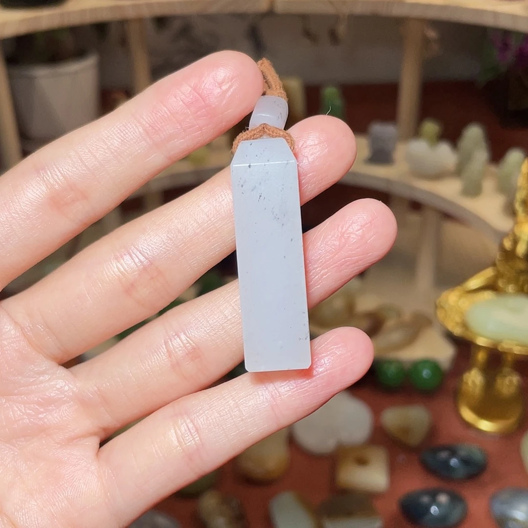 和田玉未镶嵌颈饰W****U