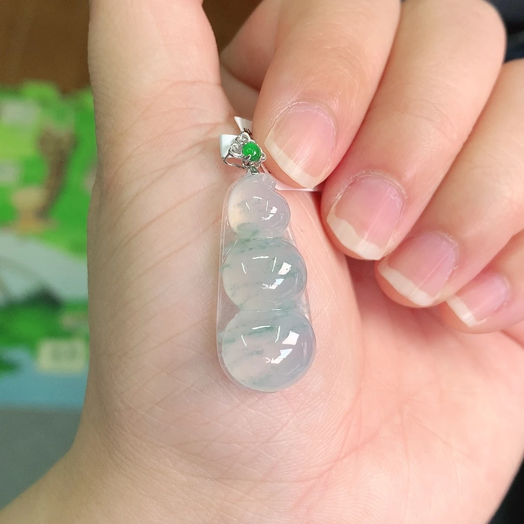 翡翠颈饰18K金镶嵌冰胶飘绿豆子26*13*6.4