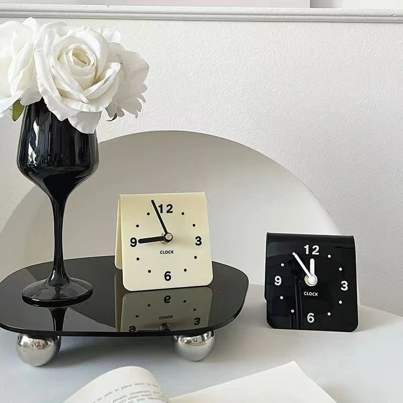 新款ins风高颜值客厅时钟摆件大学生床头创意风电脑简约桌面台钟