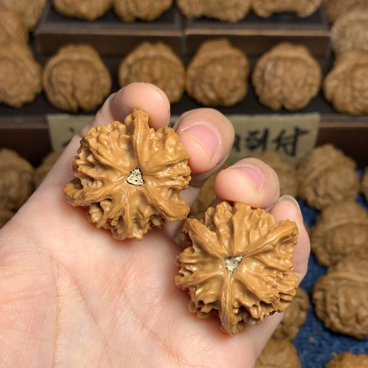 桃核吊坠花****年盘山三棱