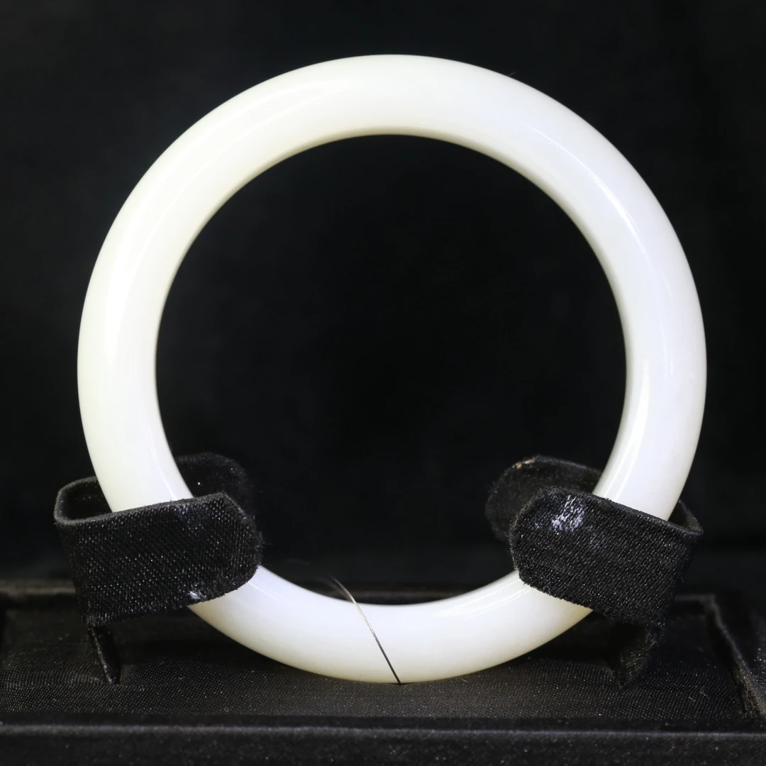 14和田玉羊脂白手镯/200570保利厦门拍卖