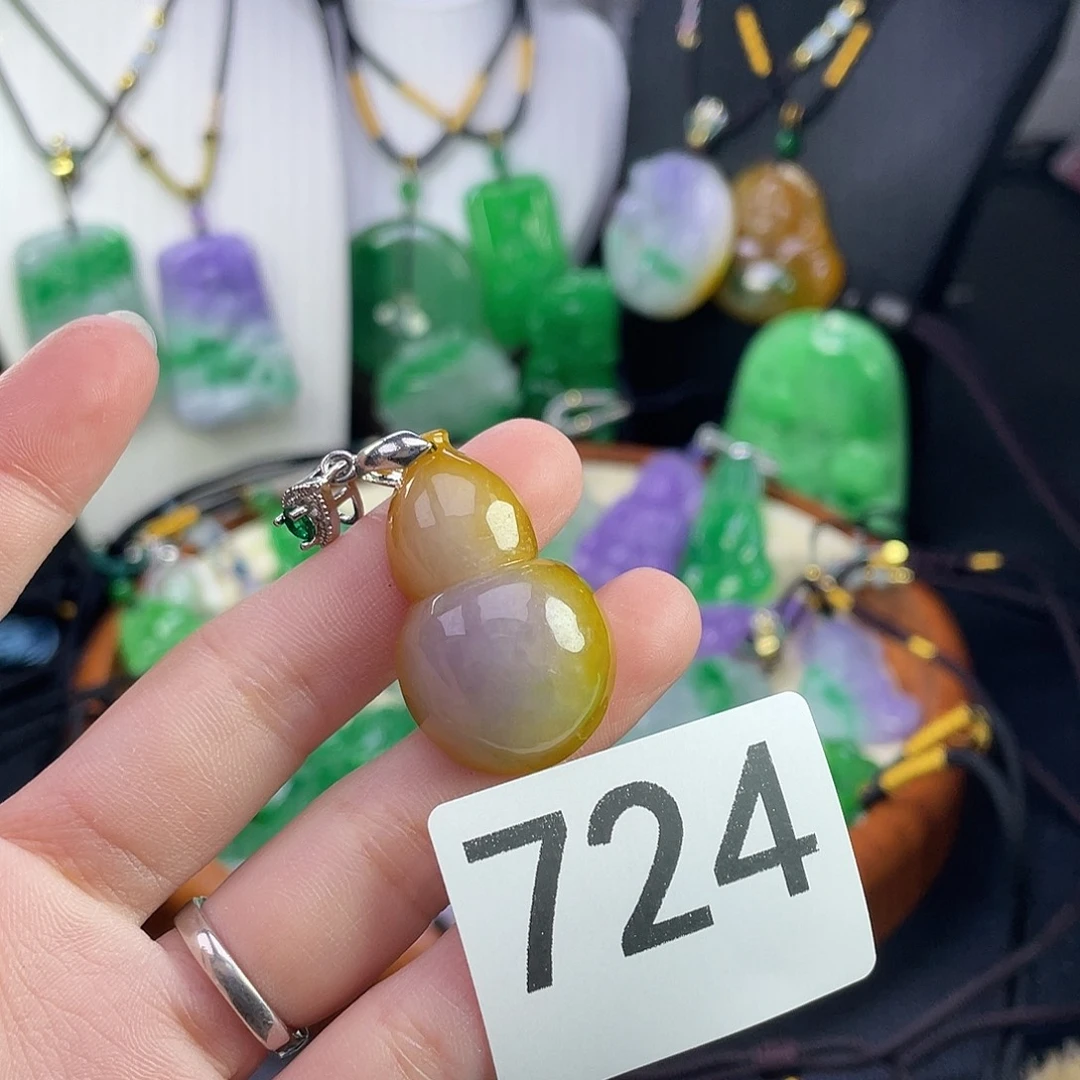 翡翠未镶嵌吊坠(赠链)