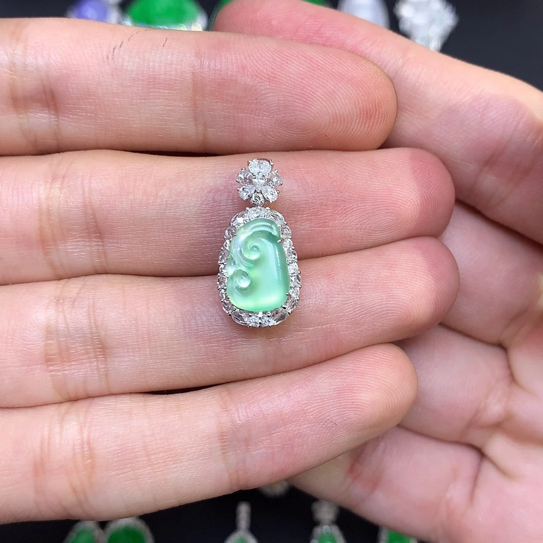 翡翠18K金镶嵌吊坠(不含链)木纳炸光如意