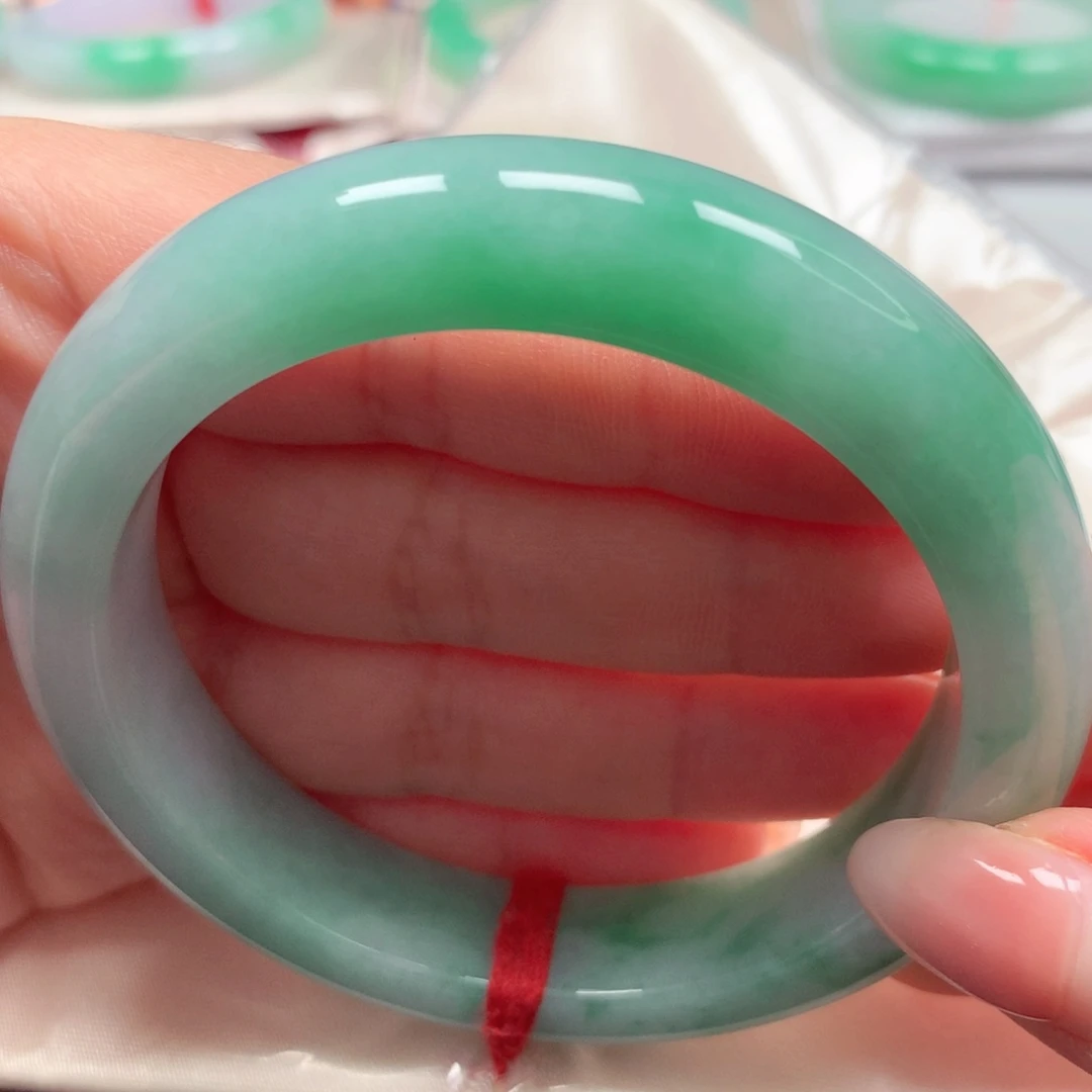 翡翠手镯未镶嵌阳绿飘花56