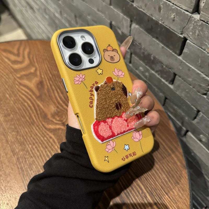 姜黄底波点刺绣小熊适用ihone16promax苹果15pro手机壳14新款13软