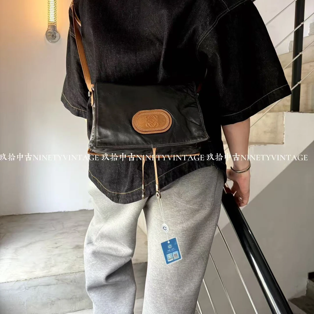 95新 LOEWE/罗意威 男包推荐 黑色翻盖 时尚 邮差包单肩斜挎包