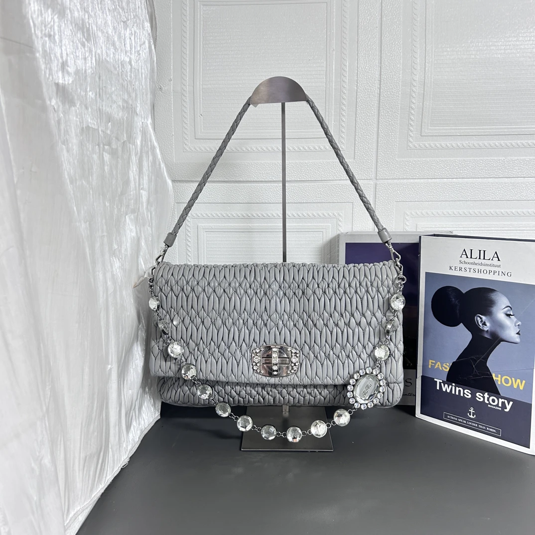 95新 MIU MIU/缪缪 95新灰色大号褶皱宝石链条单肩包