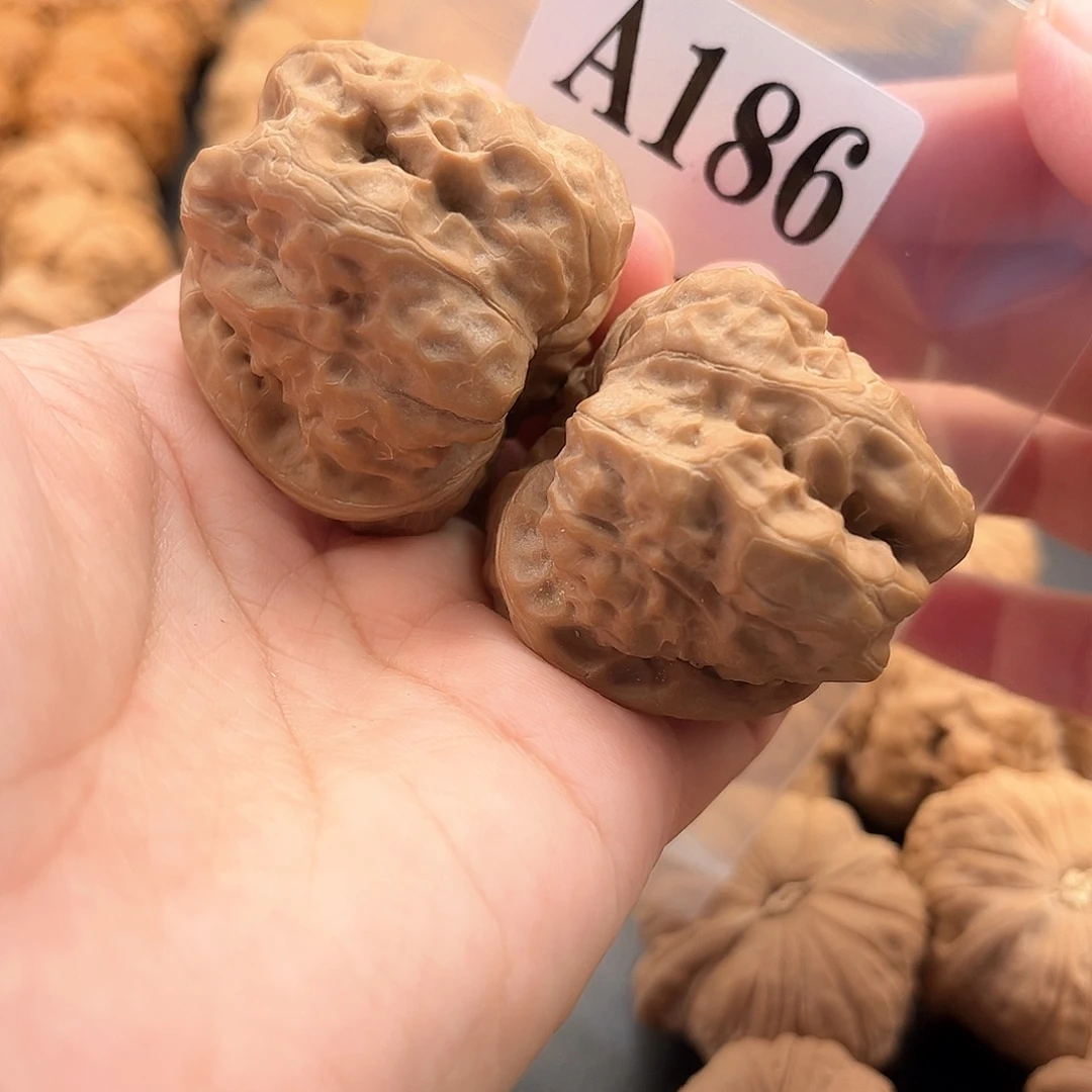 唐***.文玩核桃把件蛙蛙精品41度44