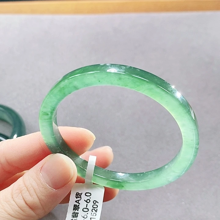 翡翠未镶嵌手镯（圆镯）