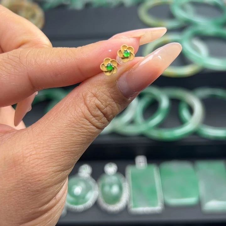 石英质玉（非洲翠）未镶嵌耳钉