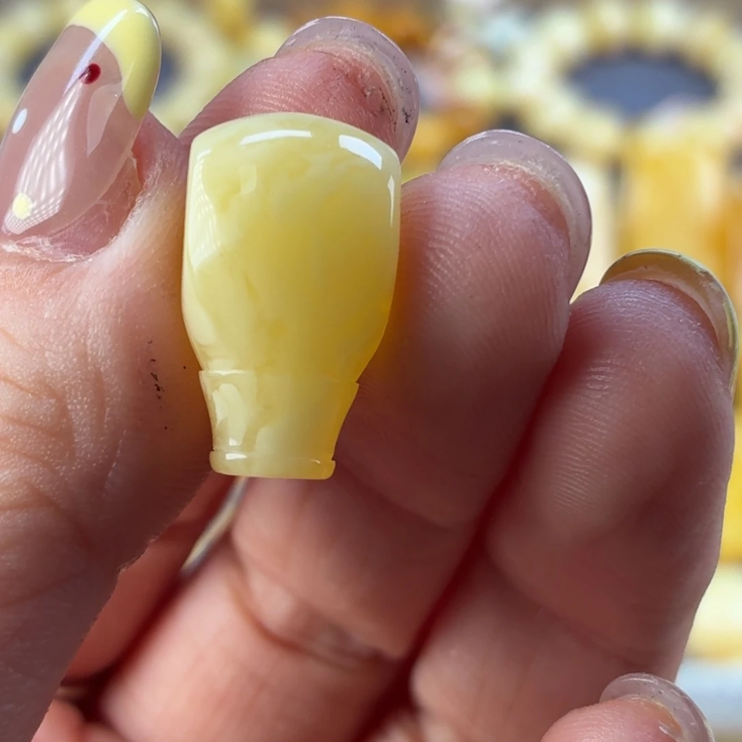 九***思未镶嵌琥珀裸石三通