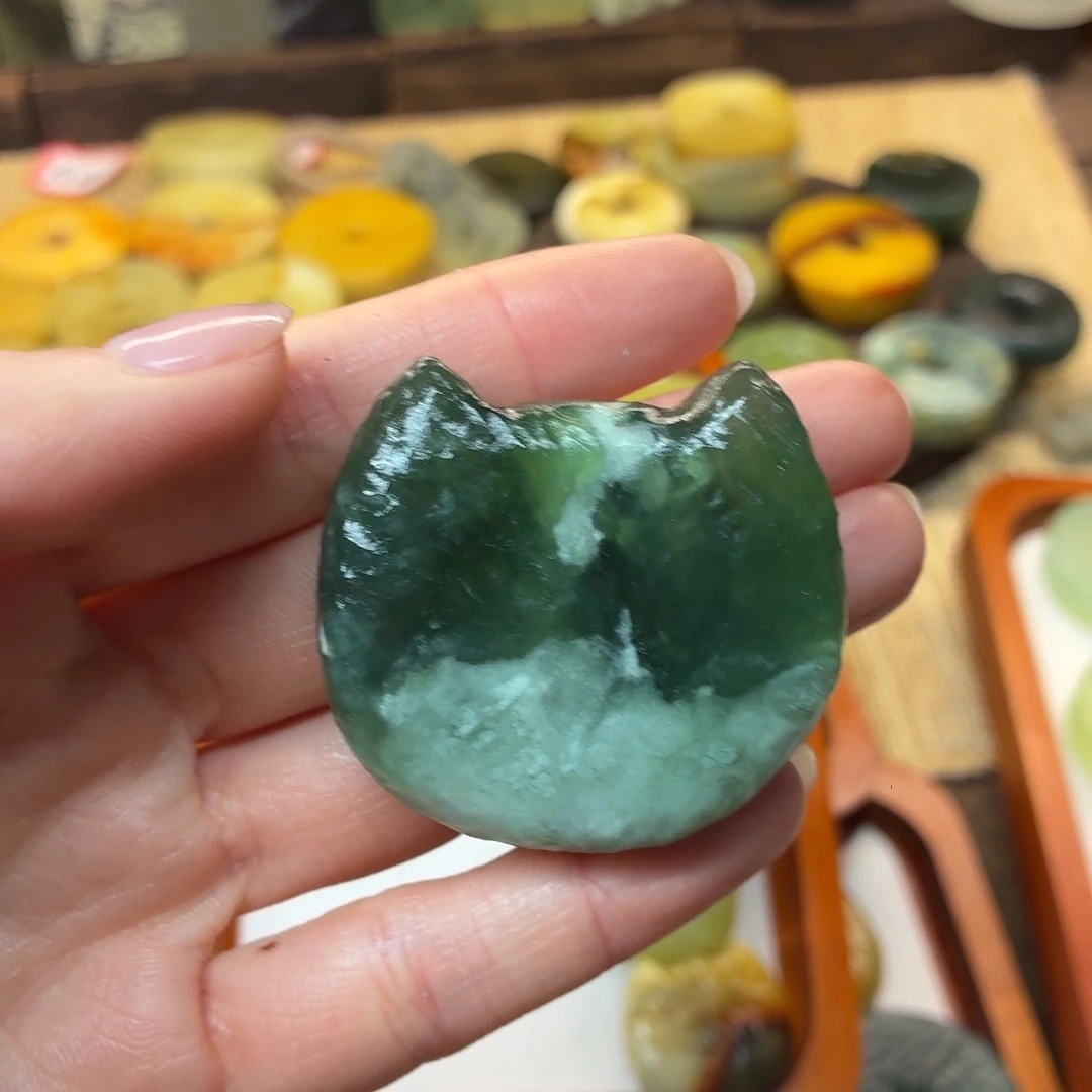 轻****蛇纹石玉未镶嵌颈饰