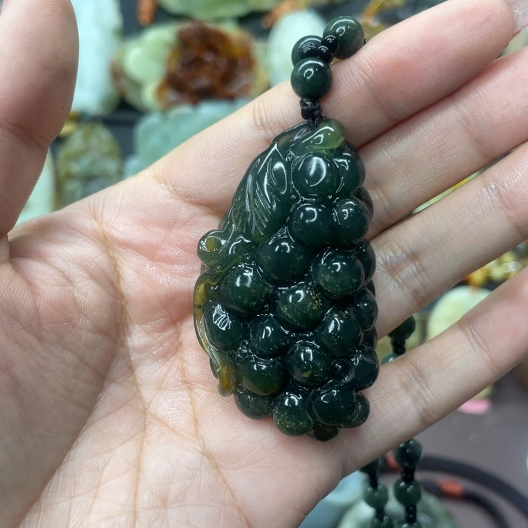 蛇纹石玉颈饰未镶嵌李**然