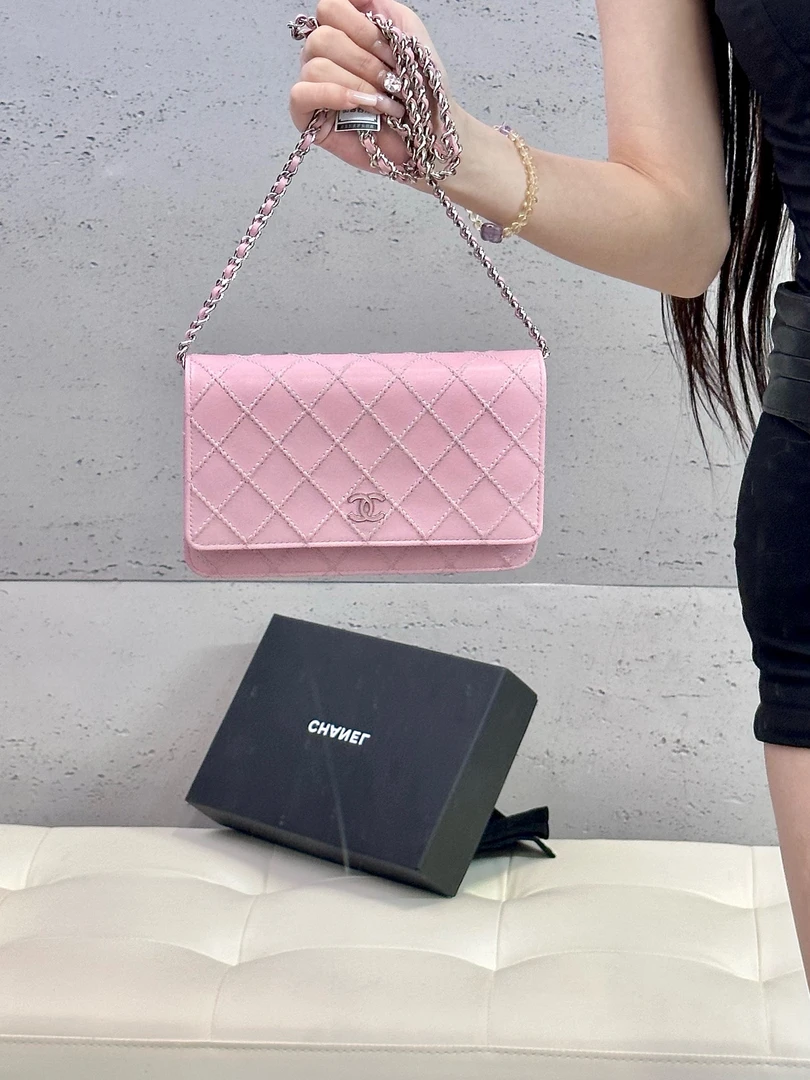 95新 Chanel/香奈儿 chanel 樱花粉珐琅扣woc斜挎包