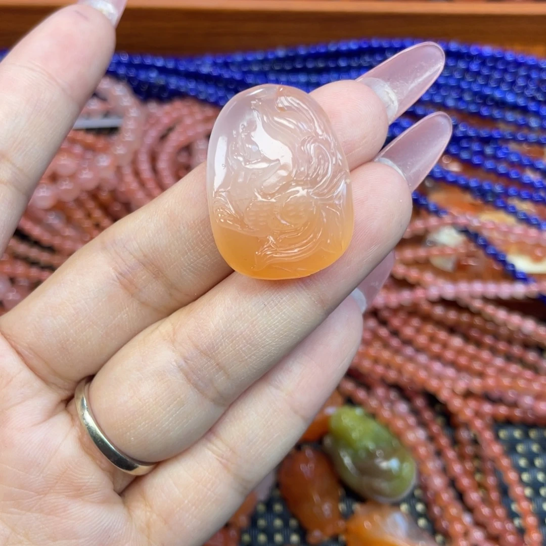 南红玛瑙未镶嵌颈饰九尾狐
