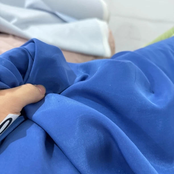 19 丝滑有光泽柔软垂的天丝棉裙子面料6米价