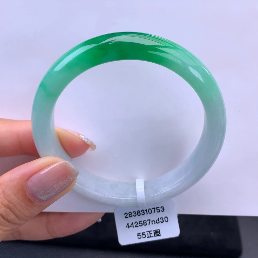 翡翠未镶嵌手镯白底辣绿手镯（细纹）