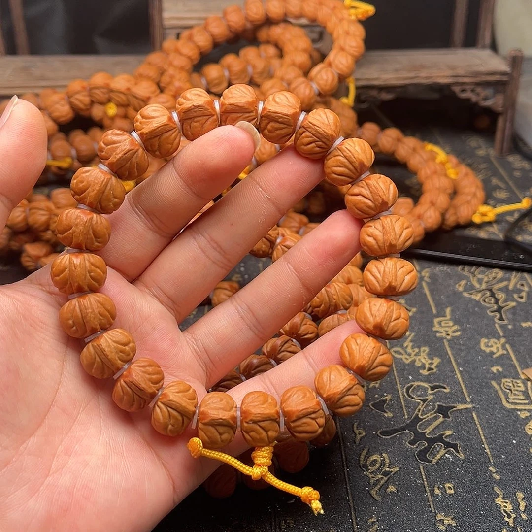 桃核吊坠桃和手持