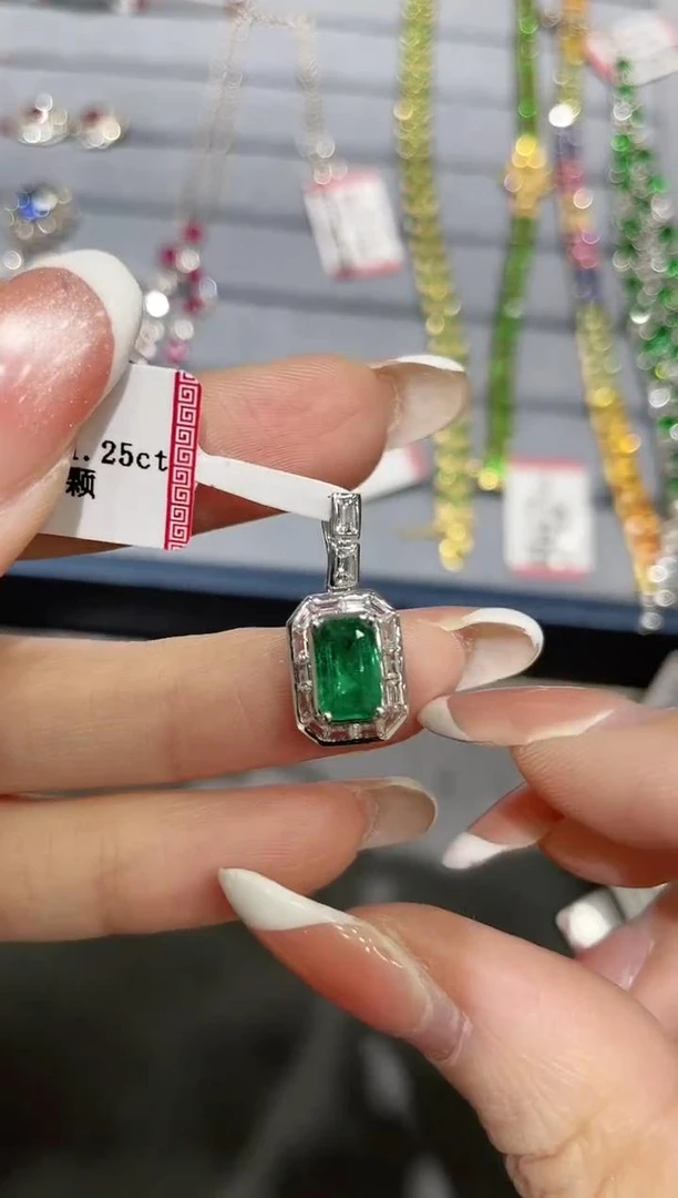 18K金镶嵌天然祖母绿吊坠 约1.25ct