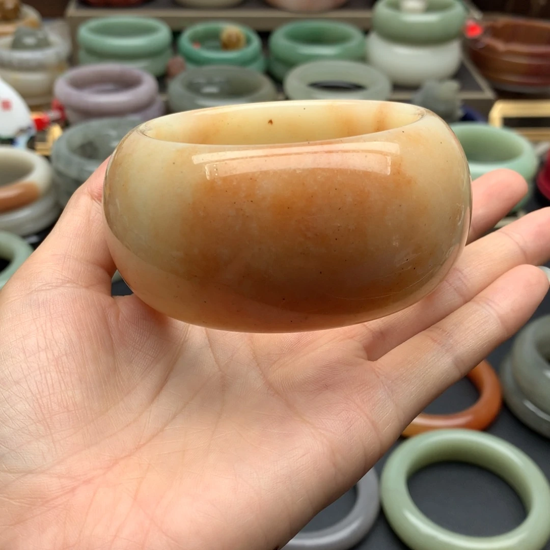 爱***露石英质玉（佘太翠）手镯未镶嵌
