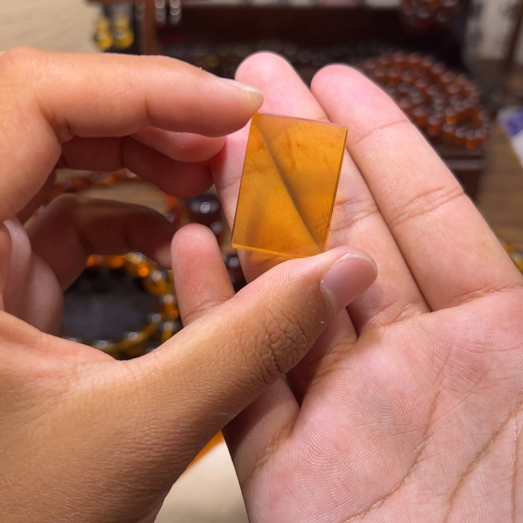 琥珀未镶嵌颈饰方牌