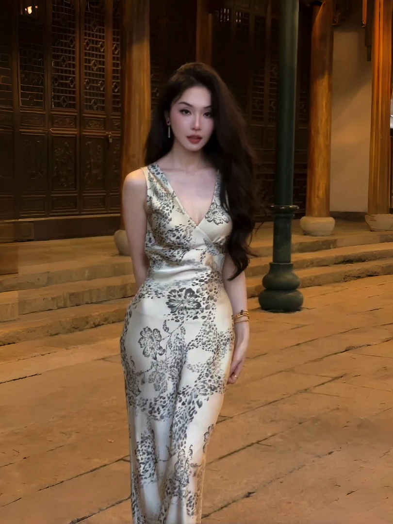 裁一2025新品斜裁V领连衣裙25-101纯欲慵懒风女装