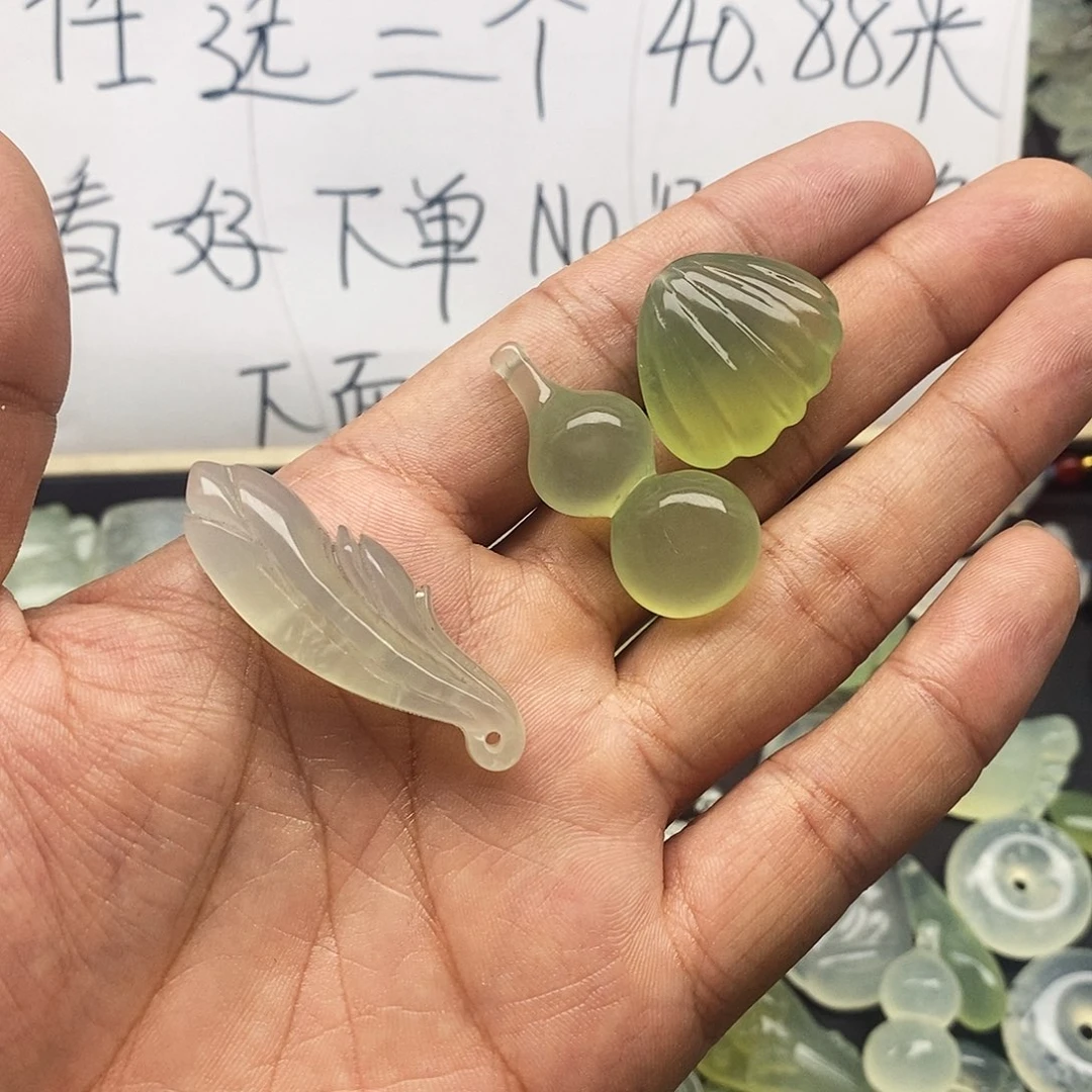 雅***活未镶嵌蛇纹石玉颈饰