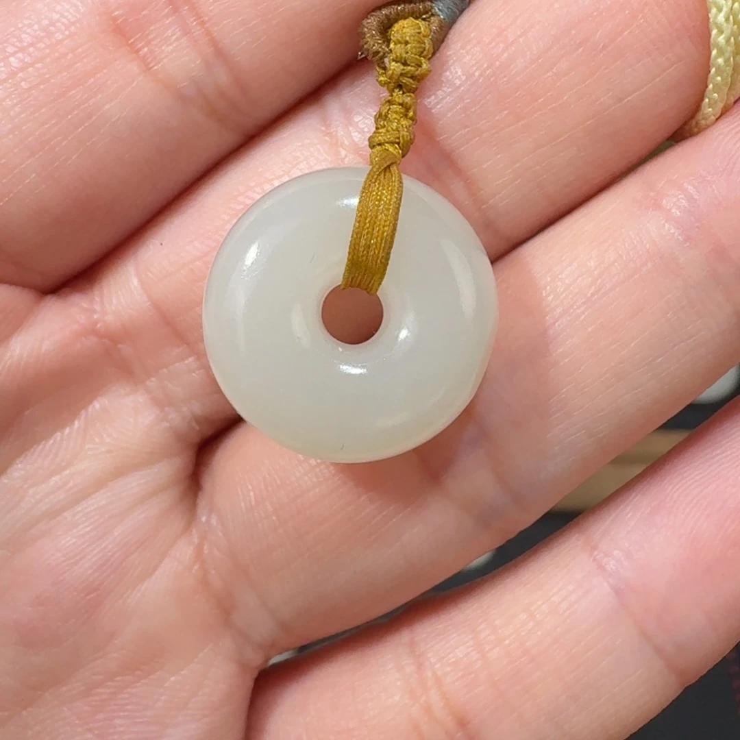 和田玉未镶嵌颈饰平安扣