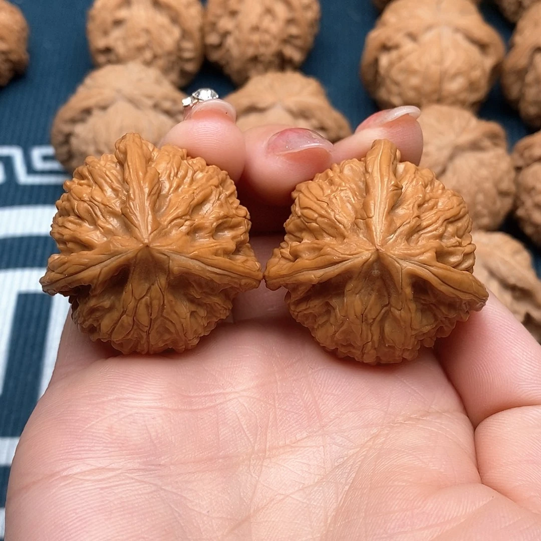 文玩核桃吊坠玉龙