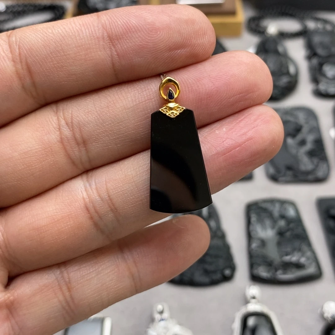 翡翠18K金镶嵌颈饰无事牌