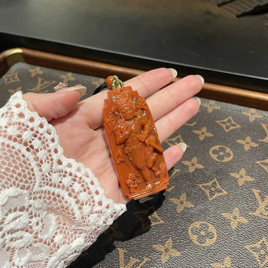 【凰一品】原矿柿子红（满肉料）南红不动明王（鸡）雕刻件